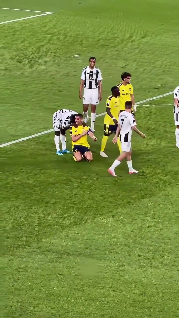 😂C罗倒地后自己都笑了，马宁判罚任意球